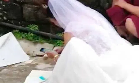 Cô dâu vẫn miệt mài ra đường \'cộng sổ\' mặc quan viên hai họ tổ chức linh đình